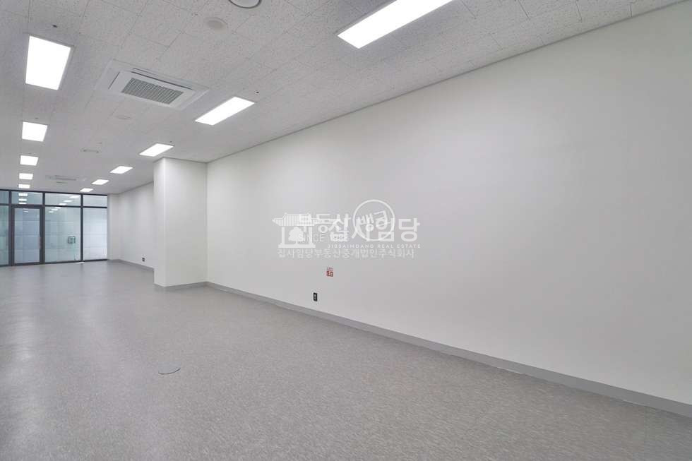 경기 안양동안구 평촌동 디하우트 실사진有 저렴한 전용26 역세권 썬큰구조 지층 사무실 월세 매물번호 10013 사진 2