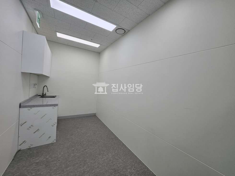 경기 안양동안구 평촌동 디하우트 신축 확장45 룸3개 역세권 코너호실 월세 매물번호 10090 사진 6