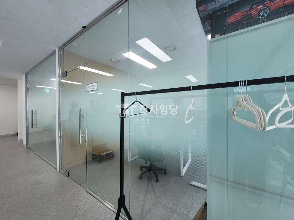 경기 안양동안구 평촌동 디하우트 실사용 32p 코너호실 룸2 풀인테리어 사무실 임대 월세 매물번호 10251 사진 1