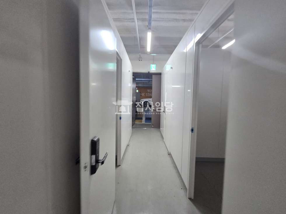경기 안양만안구 안양동 안양아이에스BIZ타워센트럴동 안양아이에스 지하 도어투도어 공유창고 인수 제습기o 도어락o 월세 매물번호 10272 사진 1