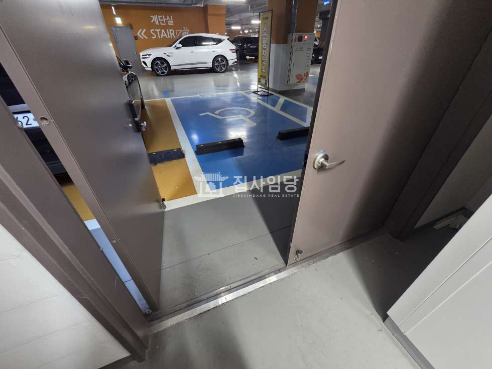 경기 안양만안구 안양동 안양아이에스BIZ타워센트럴동 안양아이에스 지하 도어투도어 공유창고 인수 제습기o 도어락o 월세 매물번호 10272 사진 2