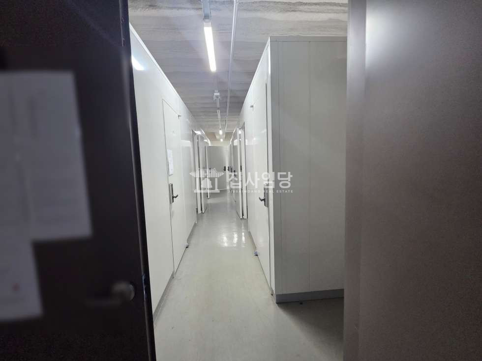 경기 안양만안구 안양동 안양아이에스BIZ타워센트럴동 안양아이에스 지하 도어투도어 공유창고 인수 제습기o 도어락o 월세 매물번호 10272 사진 4