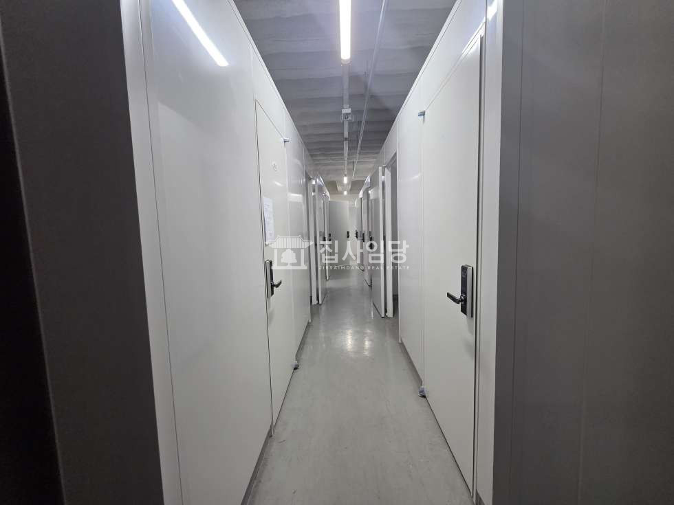 경기 안양만안구 안양동 안양아이에스BIZ타워센트럴동 안양아이에스 지하 도어투도어 공유창고 인수 제습기o 도어락o 월세 매물번호 10272 사진 5